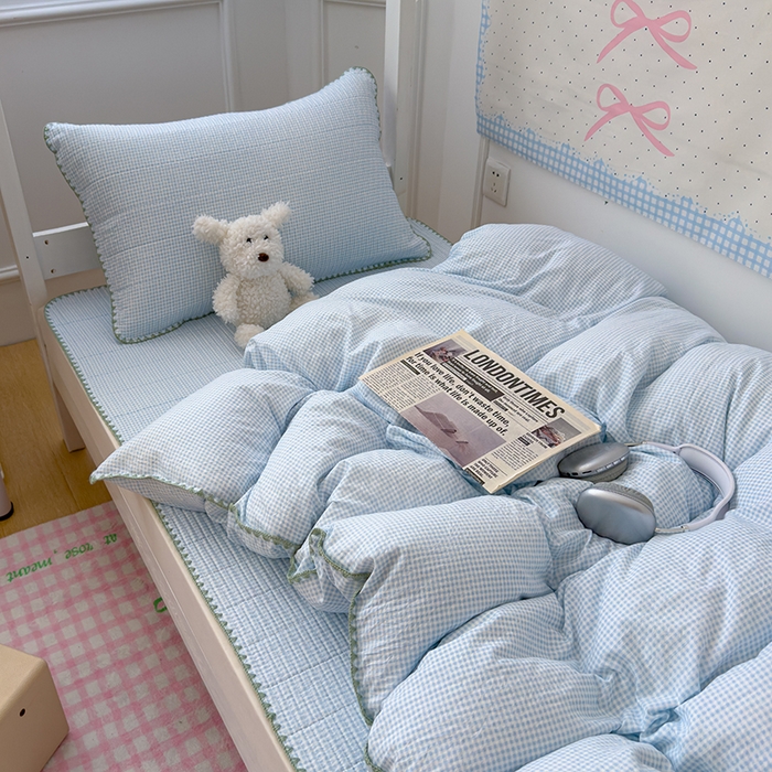 91家纺网 家纺一手货源 找家纺 （总）赫梵茜 2025新款经典小格纹云朵棉格子款学生床盖单品床盖床盖单件三件套