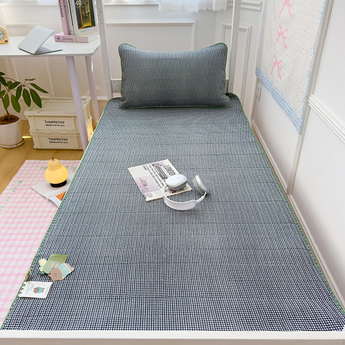 91家纺网 家纺一手货源 找家纺 （总）赫梵茜 2025新款经典小格纹云朵棉格子款学生床盖单品床盖床盖单件三件套