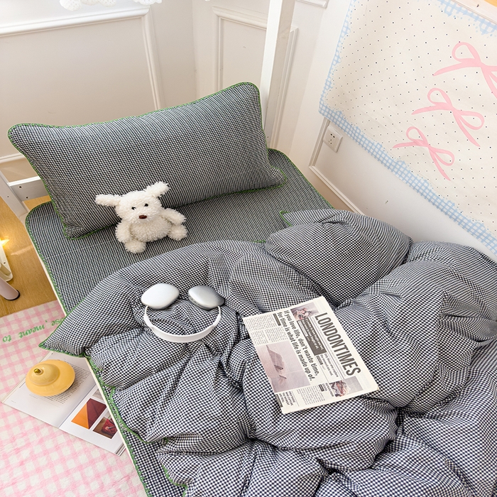 91家纺网 家纺一手货源 找家纺 （总）赫梵茜 2025新款经典小格纹云朵棉格子款学生床盖单品床盖床盖单件三件套,组合图仅做展示,绿格,粉格,青绿,黄格,黑格,蓝格,紫格