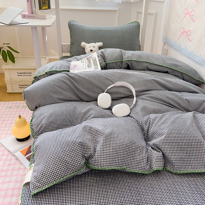 91家纺网 家纺一手货源 找家纺 （总）赫梵茜 2025新款经典小格纹云朵棉格子款学生床盖单品床盖床盖单件三件套