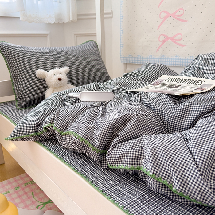 91家纺网 家纺一手货源 找家纺 （总）赫梵茜 2025新款经典小格纹云朵棉格子款学生床盖单品床盖床盖单件三件套