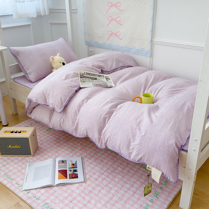 91家纺网 家纺一手货源 找家纺 赫梵茜 2025新款经典小格纹云朵棉格子款学生床盖单品床盖床盖单件三件套 紫格