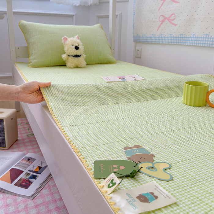 91家纺网 家纺一手货源 找家纺 赫梵茜 2025新款经典小格纹云朵棉格子款学生床盖单品床盖床盖单件三件套 绿格