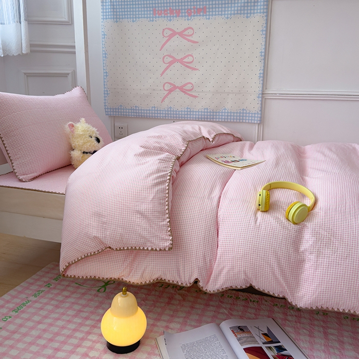 91家纺网 家纺一手货源 找家纺 赫梵茜 2025新款经典小格纹云朵棉格子款学生床盖单品床盖床盖单件三件套 粉格