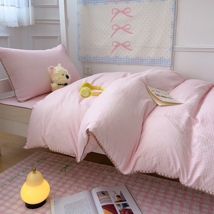 91家纺网 家纺一手货源 找家纺 赫梵茜 2025新款经典小格纹云朵棉格子款学生床盖单品床盖床盖单件三件套 粉格