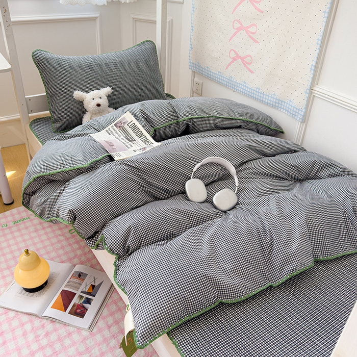 91家纺网 家纺一手货源 找家纺 （总）赫梵茜 2025新款经典小格纹云朵棉格子款学生床盖单品床盖床盖单件三件套