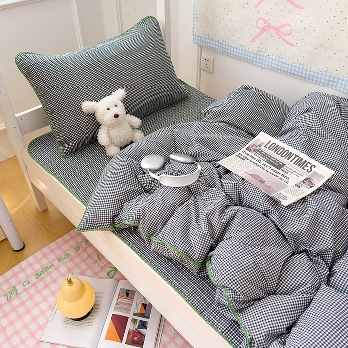 91家纺网 家纺一手货源 找家纺 （总）赫梵茜 2025新款经典小格纹云朵棉格子款学生床盖单品床盖床盖单件三件套