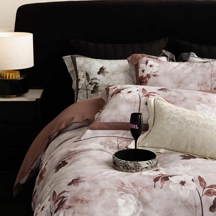 91家纺网 家纺一手货源 找家纺 威克凯丽 2024新款长绒棉数码印花100S磨毛双拼四件套 安喜娜-B橄榄咖