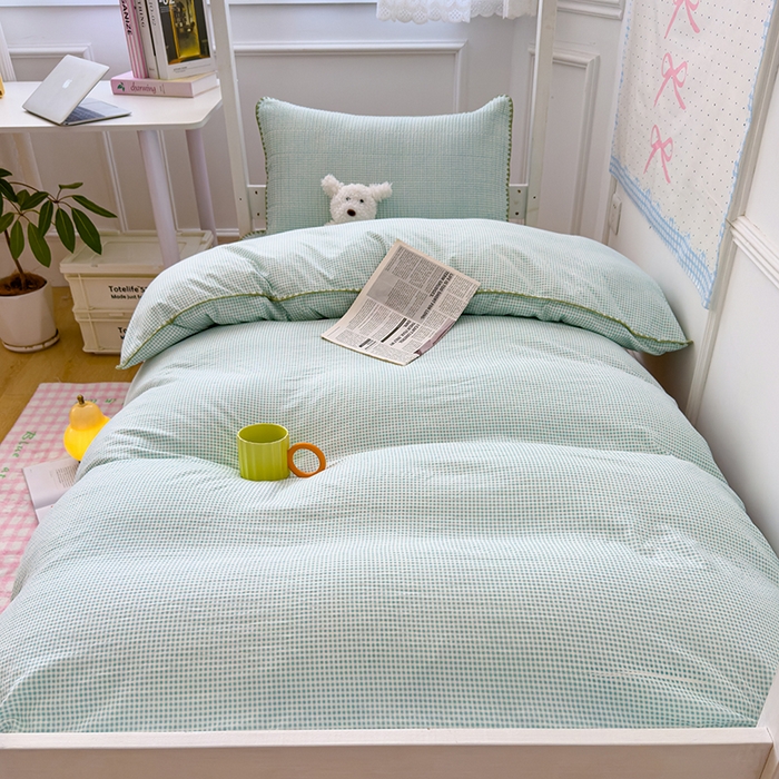 91家纺网 家纺一手货源 找家纺 赫梵茜 2025新款经典小格纹云朵棉格子款学生床盖单品床盖床盖单件三件套 青绿