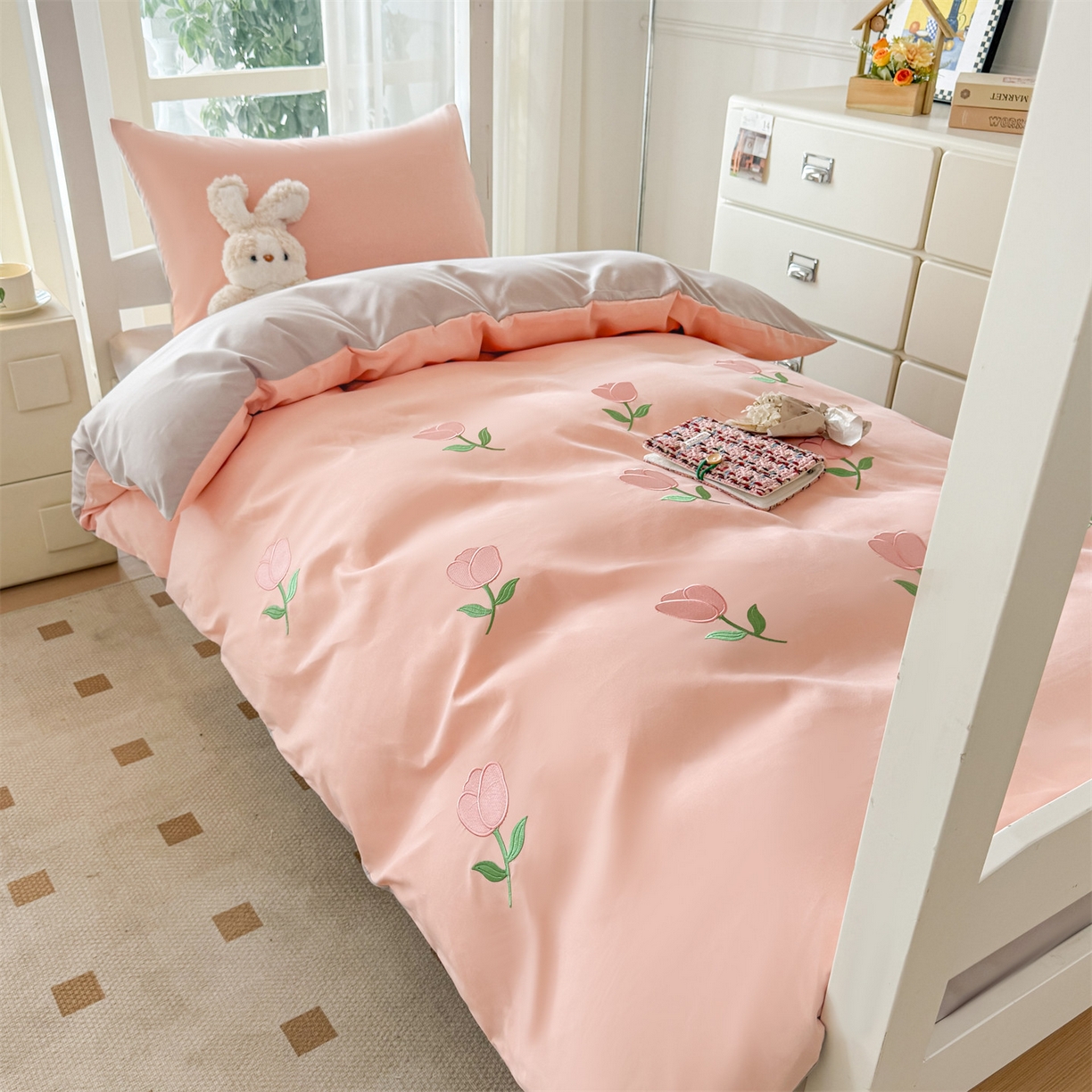 91家纺网 家纺一手货源 找家纺 笙意家纺 2025亲肤水洗棉学生宿舍三件套上下铺三件套-满绣系列 花朵-奶油粉+山灰