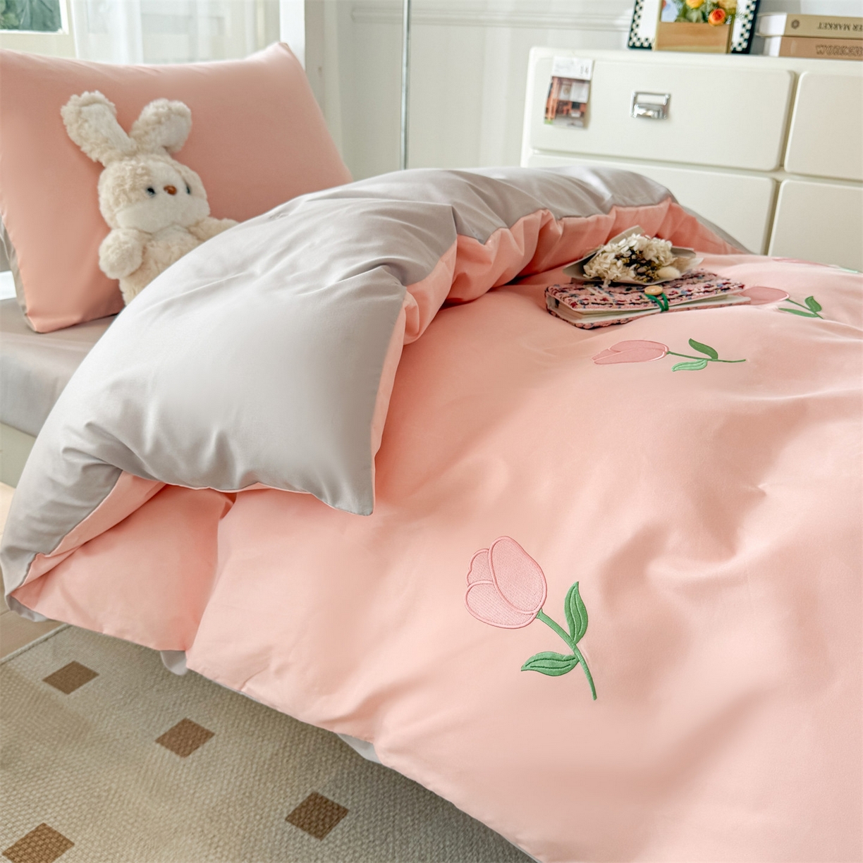 91家纺网 家纺一手货源 找家纺 笙意家纺 2025亲肤水洗棉学生宿舍三件套上下铺三件套-满绣系列 花朵-奶油粉+山灰