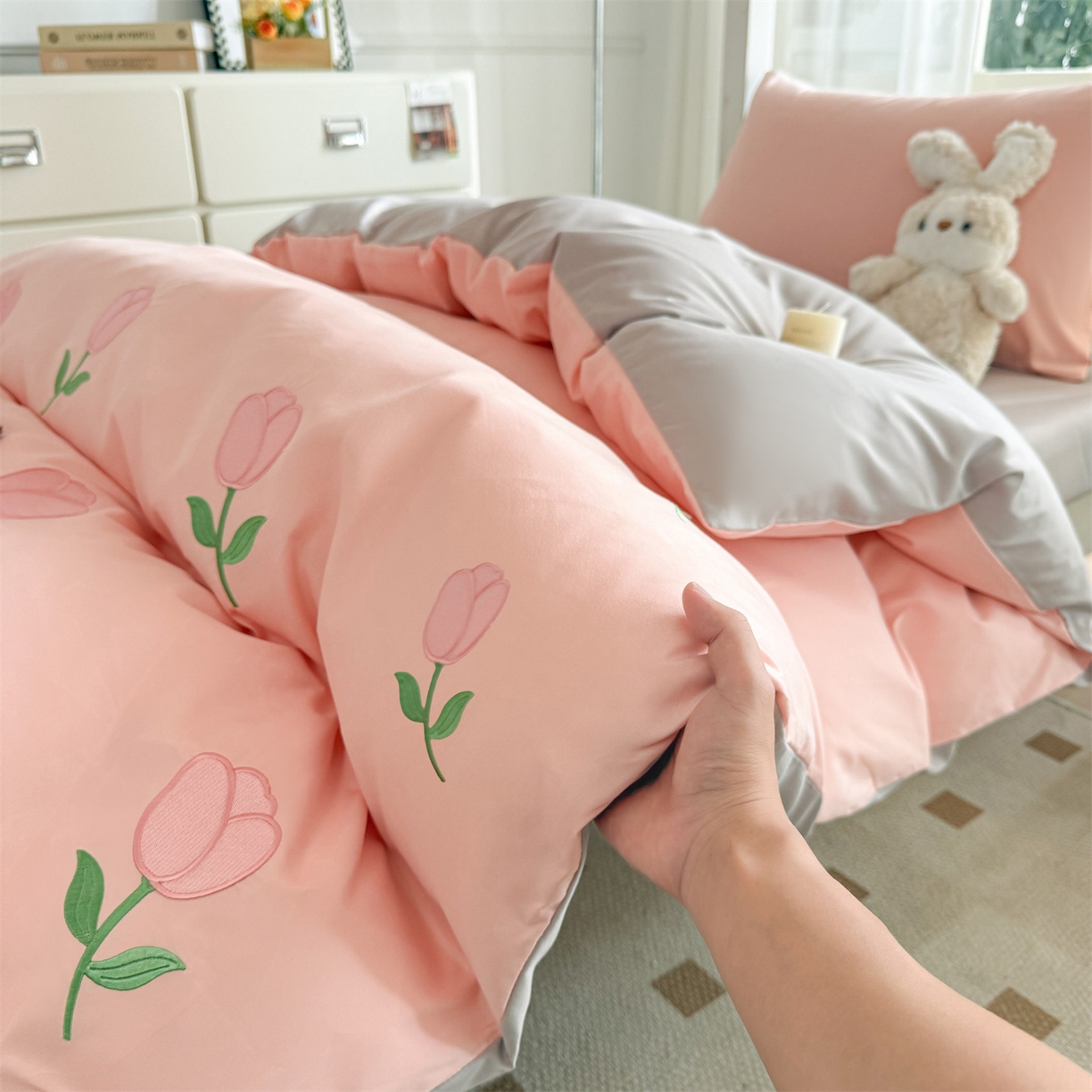 91家纺网 家纺一手货源 找家纺 笙意家纺 2025亲肤水洗棉学生宿舍三件套上下铺三件套-满绣系列 花朵-奶油粉+山灰