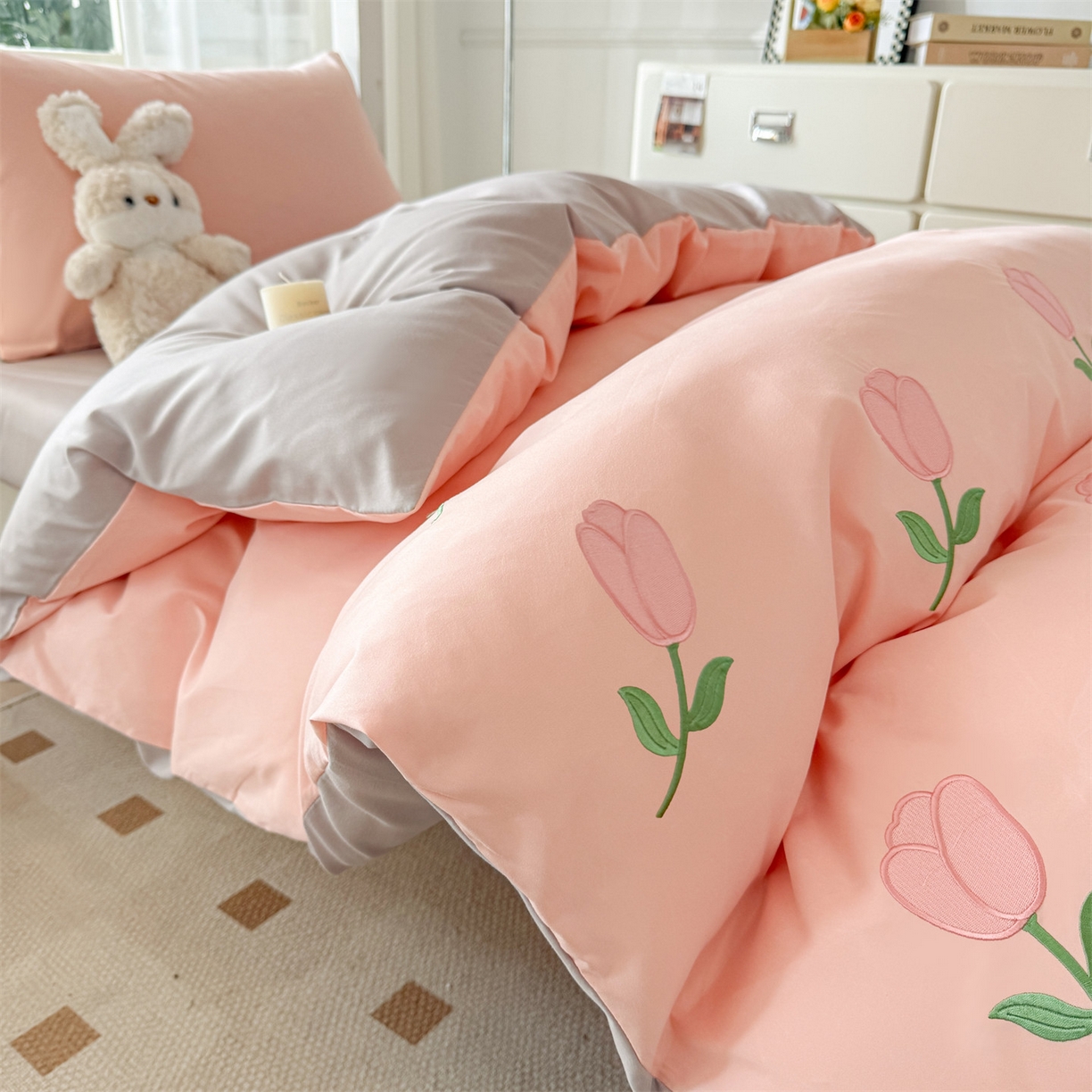 91家纺网 家纺一手货源 找家纺 笙意家纺 2025亲肤水洗棉学生宿舍三件套上下铺三件套-满绣系列 花朵-奶油粉+山灰