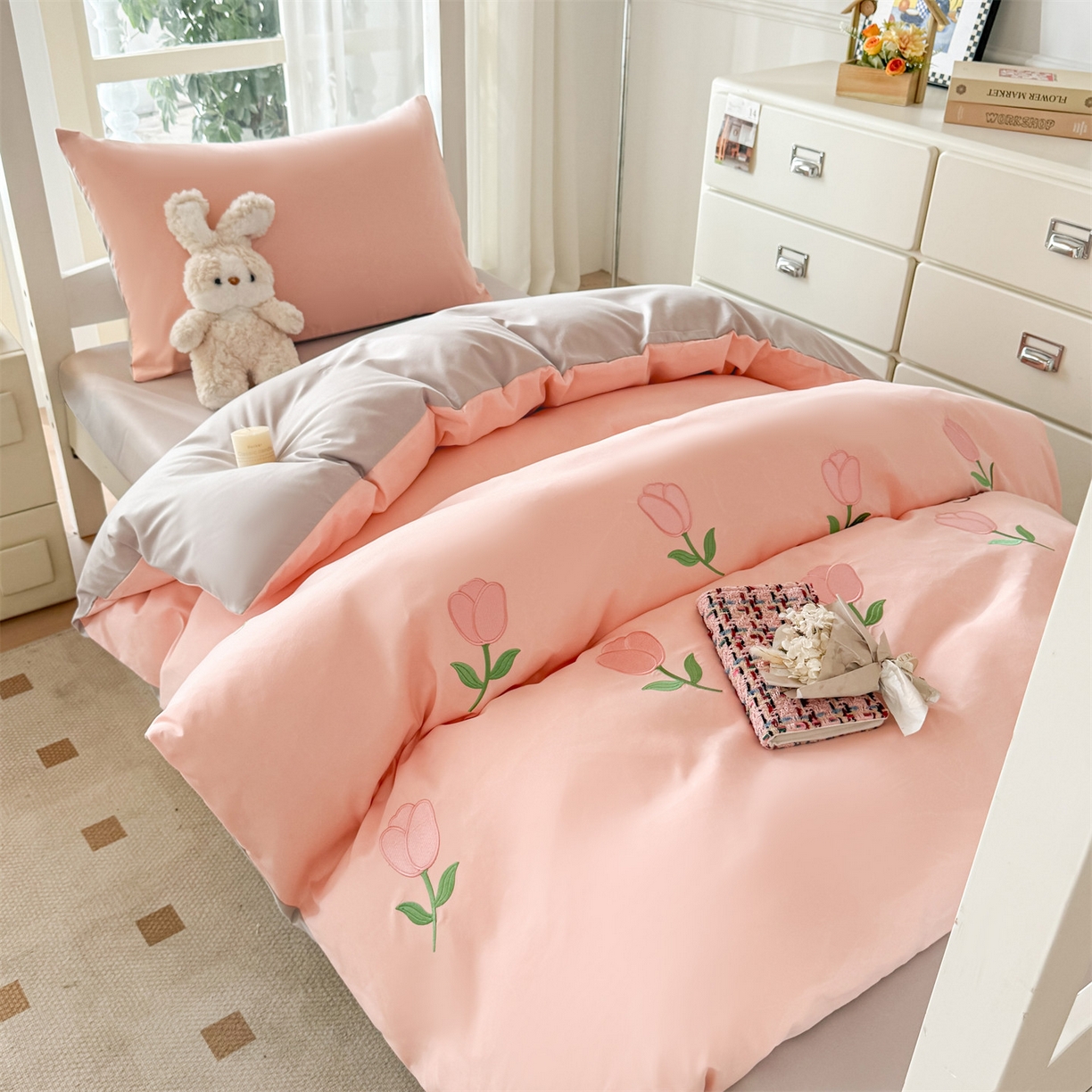 91家纺网 家纺一手货源 找家纺 笙意家纺 2025亲肤水洗棉学生宿舍三件套上下铺三件套-满绣系列 花朵-奶油粉+山灰