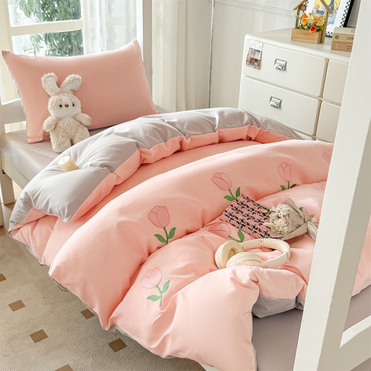 91家纺网 家纺一手货源 找家纺 笙意家纺 2025亲肤水洗棉学生宿舍三件套上下铺三件套-满绣系列 花朵-奶油粉+山灰