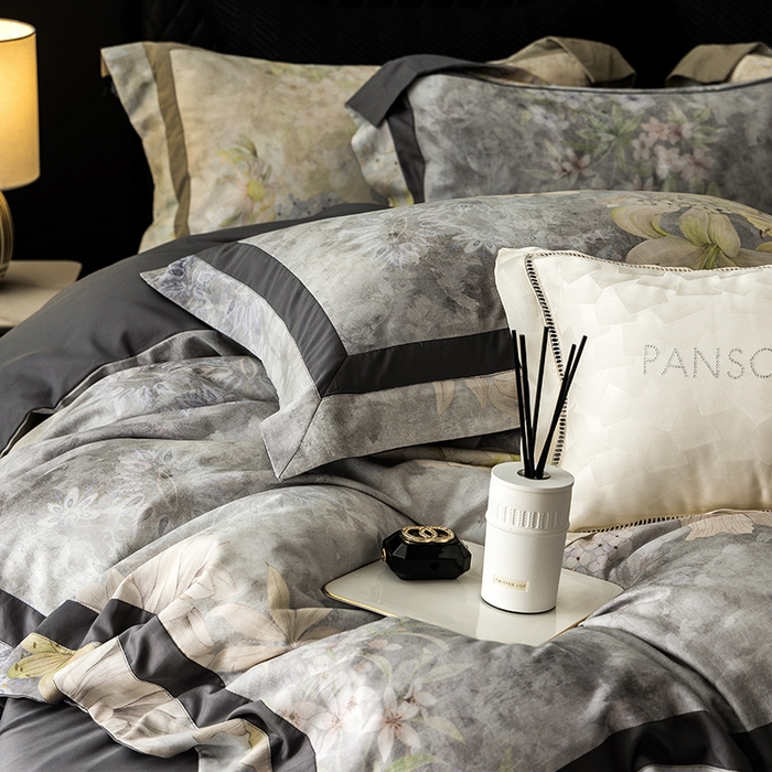 91家纺网 家纺一手货源 找家纺 威克凯丽 2024新款长绒棉数码印花100S磨毛双拼四件套 华丽世-B迪灰