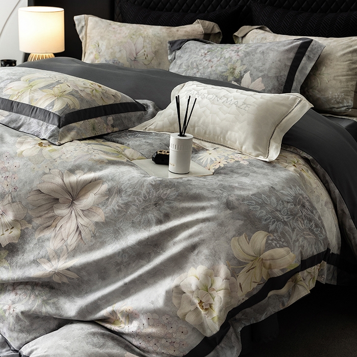 91家纺网 家纺一手货源 找家纺 威克凯丽 2024新款长绒棉数码印花100S磨毛双拼四件套 华丽世-B迪灰