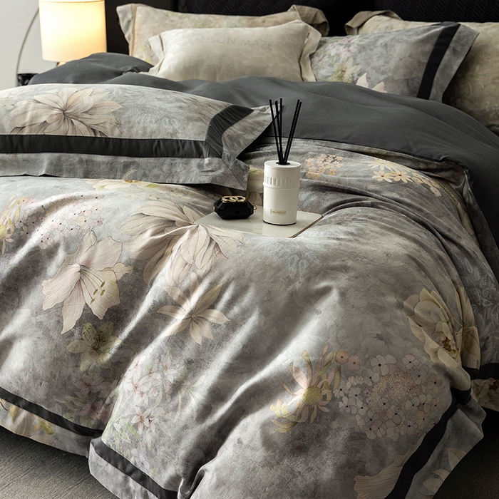 91家纺网 家纺一手货源 找家纺 威克凯丽 2024新款长绒棉数码印花100S磨毛双拼四件套 华丽世-B迪灰