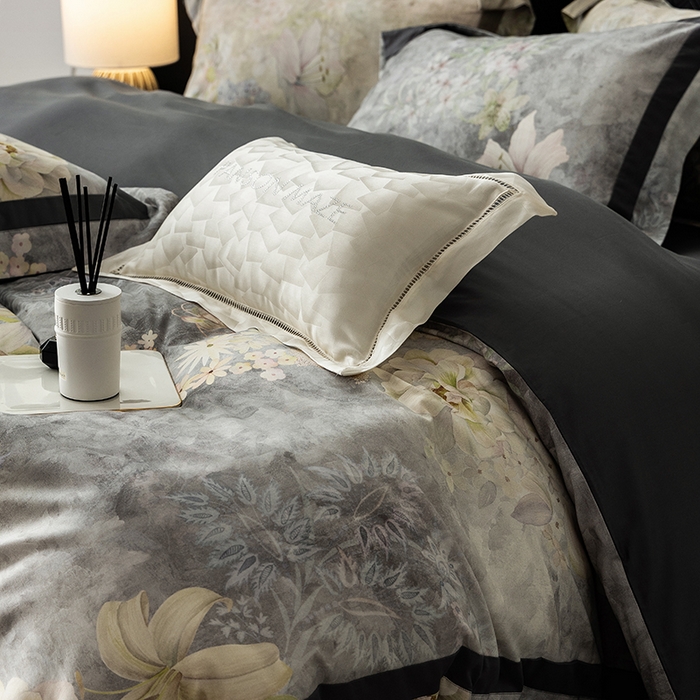 91家纺网 家纺一手货源 找家纺 威克凯丽 2024新款长绒棉数码印花100S磨毛双拼四件套 华丽世-B迪灰