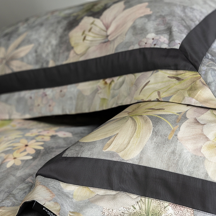 91家纺网 家纺一手货源 找家纺 威克凯丽 2024新款长绒棉数码印花100S磨毛双拼四件套 华丽世-B迪灰