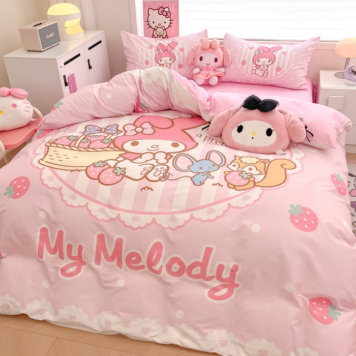 91家纺网 家纺一手货源 找家纺 暮思家居 2025新款正版授权三丽鸥大版全棉纯棉数码印花四件套系列-第四批 大版-草莓美乐蒂