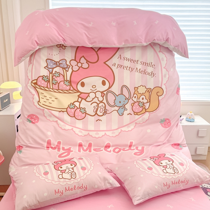 91家纺网 家纺一手货源 找家纺 暮思家居 2025新款正版授权三丽鸥大版全棉纯棉数码印花四件套系列-第四批 大版-草莓美乐蒂