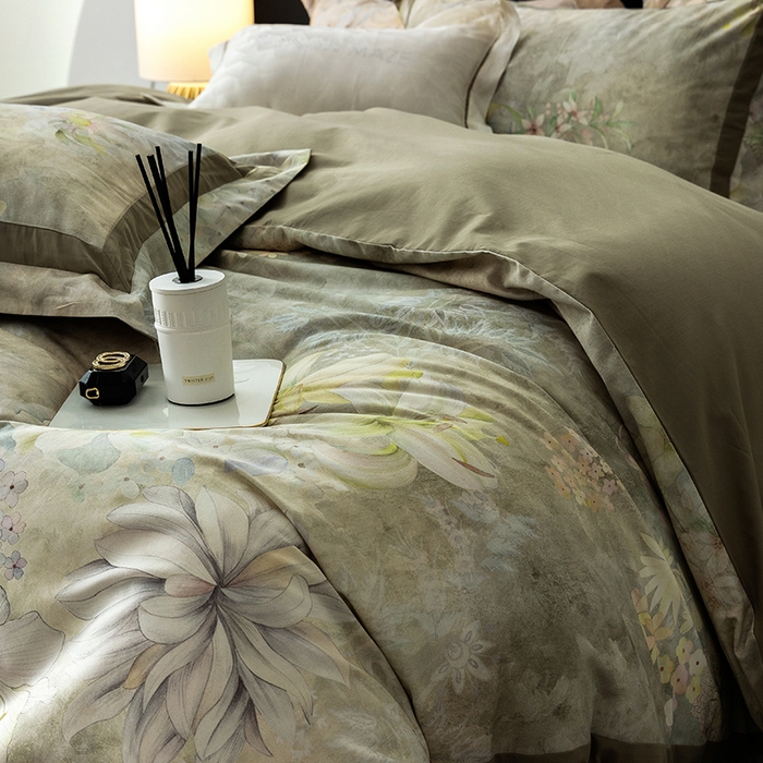 91家纺网 家纺一手货源 找家纺 威克凯丽 2024新款长绒棉数码印花100S磨毛双拼四件套 华丽世-B莫兰迪绿