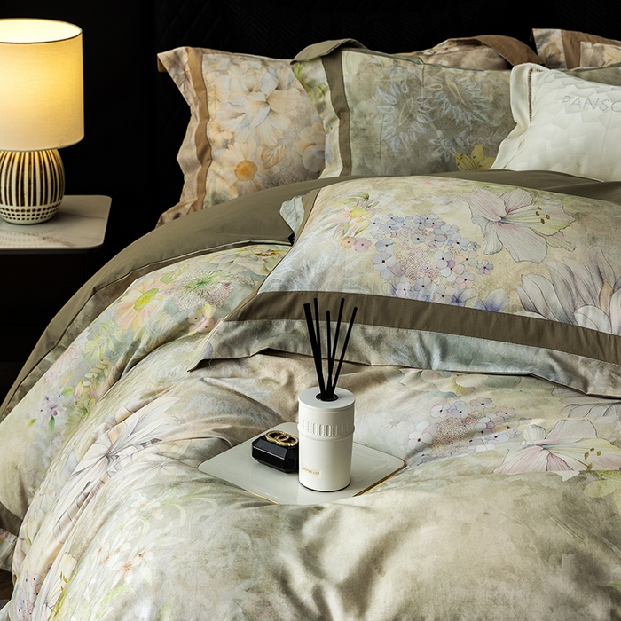 91家纺网 家纺一手货源 找家纺 威克凯丽 2024新款长绒棉数码印花100S磨毛双拼四件套 华丽世-B莫兰迪绿