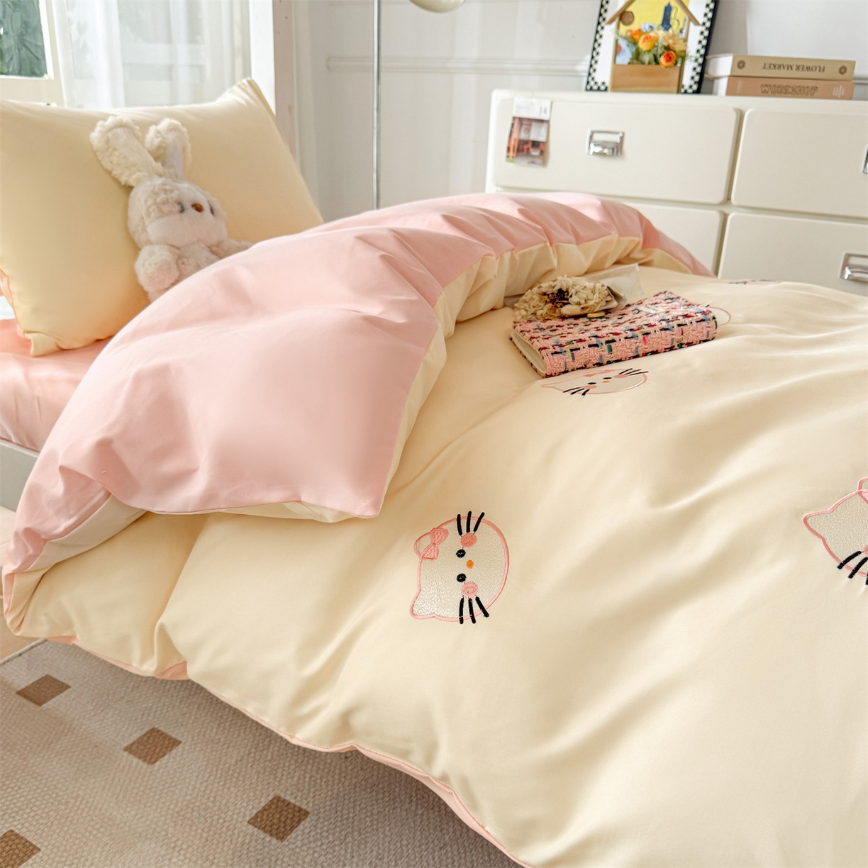 91家纺网 家纺一手货源 找家纺 笙意家纺 2025亲肤水洗棉学生宿舍三件套上下铺三件套-满绣系列 可爱猫-奶昔白+奶油粉