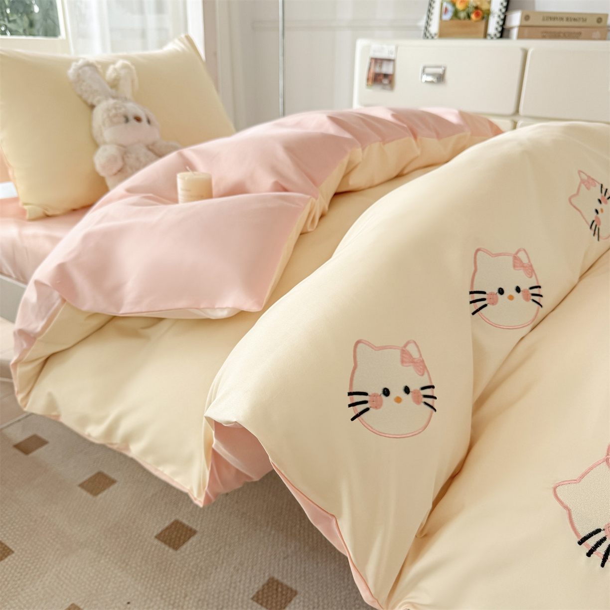 91家纺网 家纺一手货源 找家纺 笙意家纺 2025亲肤水洗棉学生宿舍三件套上下铺三件套-满绣系列 可爱猫-奶昔白+奶油粉