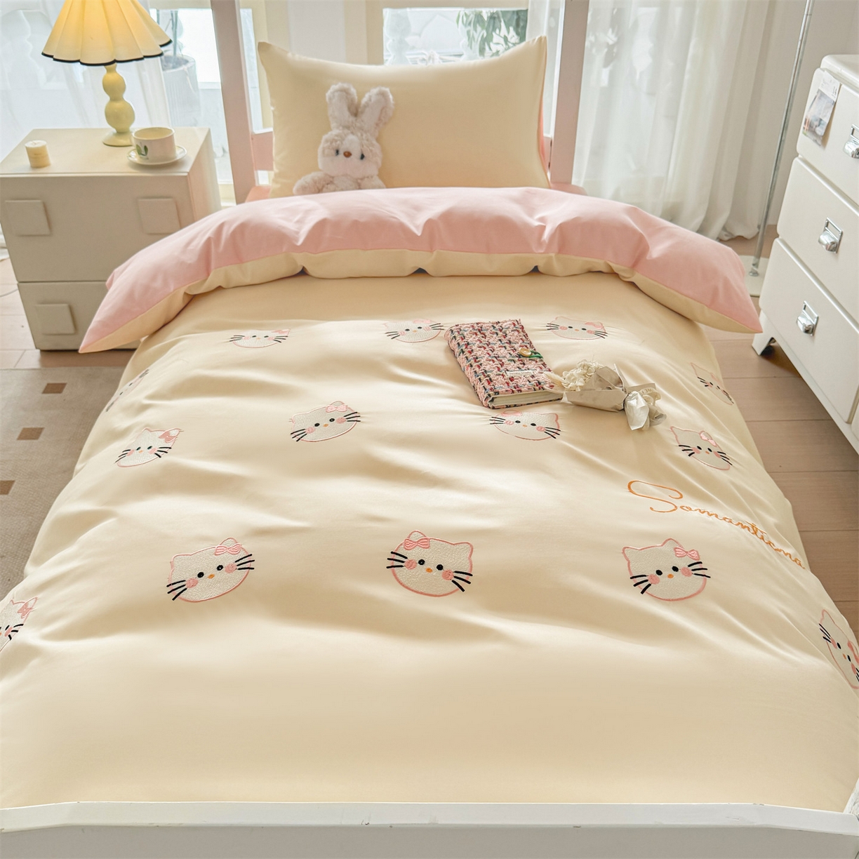 91家纺网 家纺一手货源 找家纺 笙意家纺 2025亲肤水洗棉学生宿舍三件套上下铺三件套-满绣系列 可爱猫-奶昔白+奶油粉