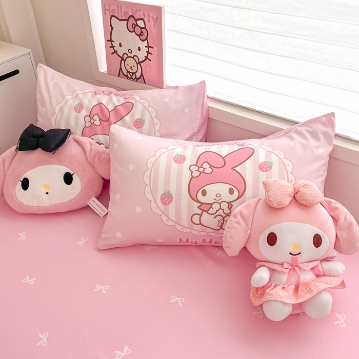 91家纺网 家纺一手货源 找家纺 暮思家居 2025新款正版授权三丽鸥大版全棉纯棉数码印花四件套系列-第四批 大版-草莓美乐蒂