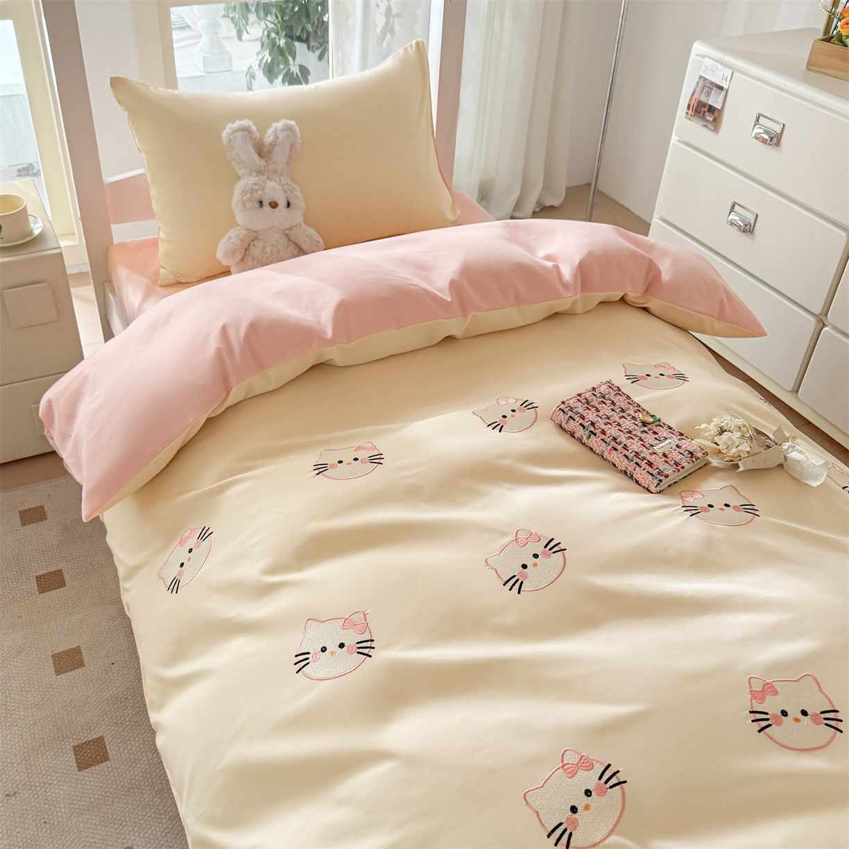 91家纺网 家纺一手货源 找家纺 笙意家纺 2025亲肤水洗棉学生宿舍三件套上下铺三件套-满绣系列 可爱猫-奶昔白+奶油粉