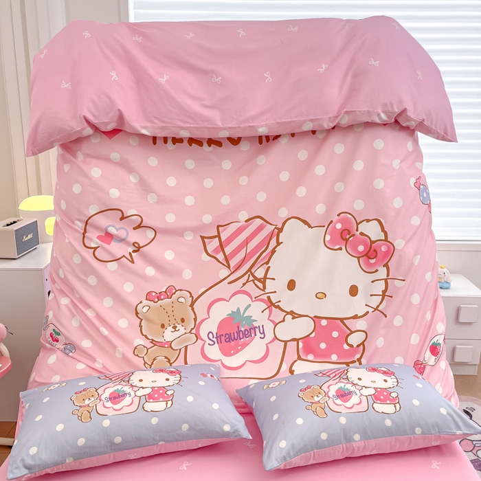 91家纺网 家纺一手货源 找家纺 暮思家居 2025新款正版授权三丽鸥大版全棉纯棉数码印花四件套系列-第四批 大版-草莓KT