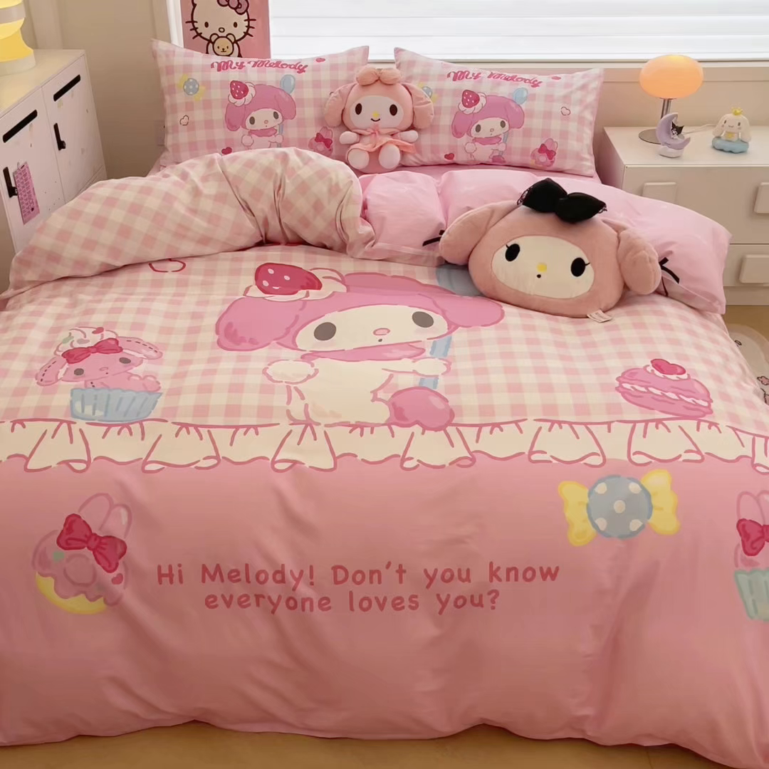 91家纺网 家纺一手货源 找家纺 暮思家居 2025新款正版授权三丽鸥大版全棉纯棉数码印花四件套系列-第四批 大版-草莓美乐蒂