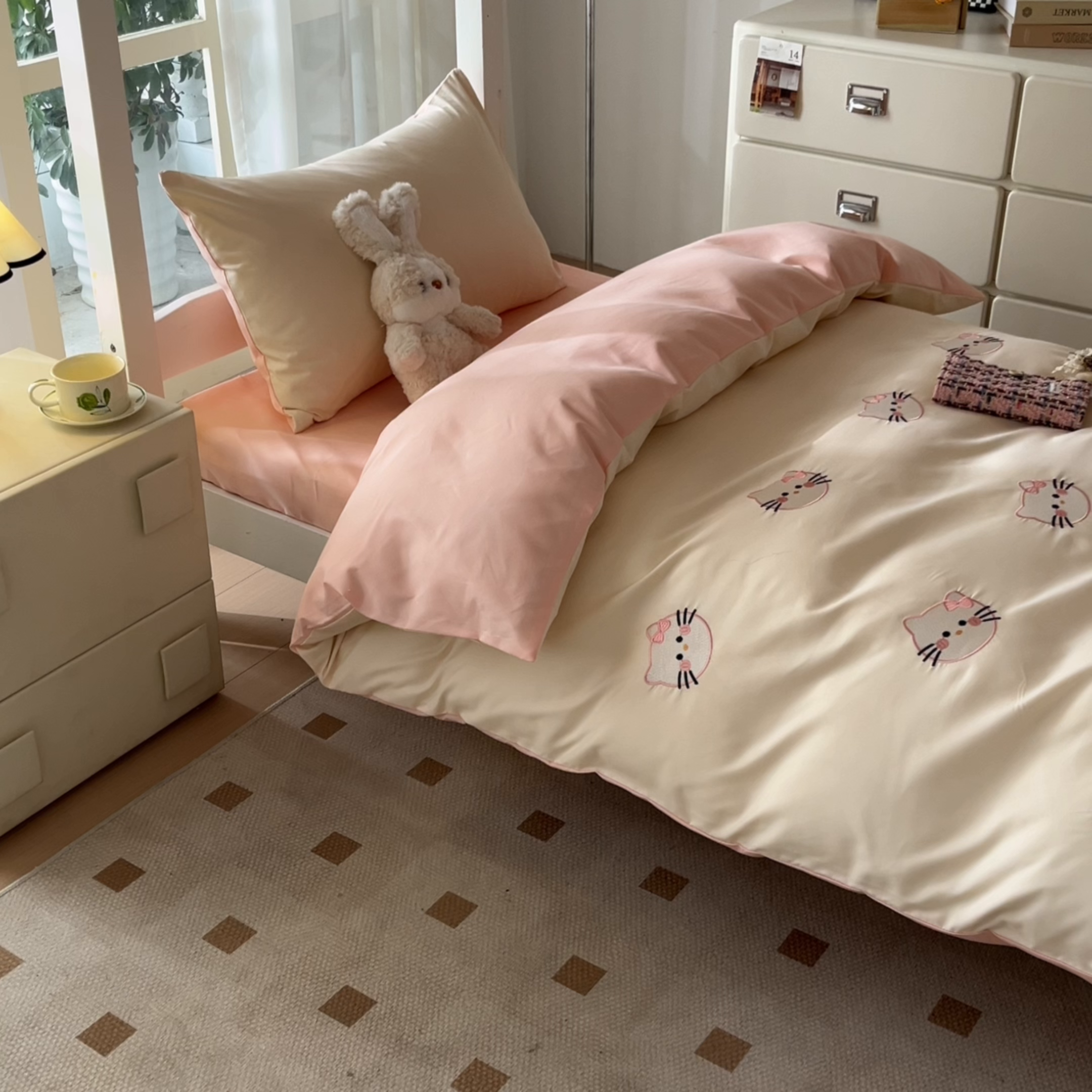 91家纺网 家纺一手货源 找家纺 笙意家纺 2025亲肤水洗棉学生宿舍三件套上下铺三件套-满绣系列 可爱猫-奶昔白+奶油粉