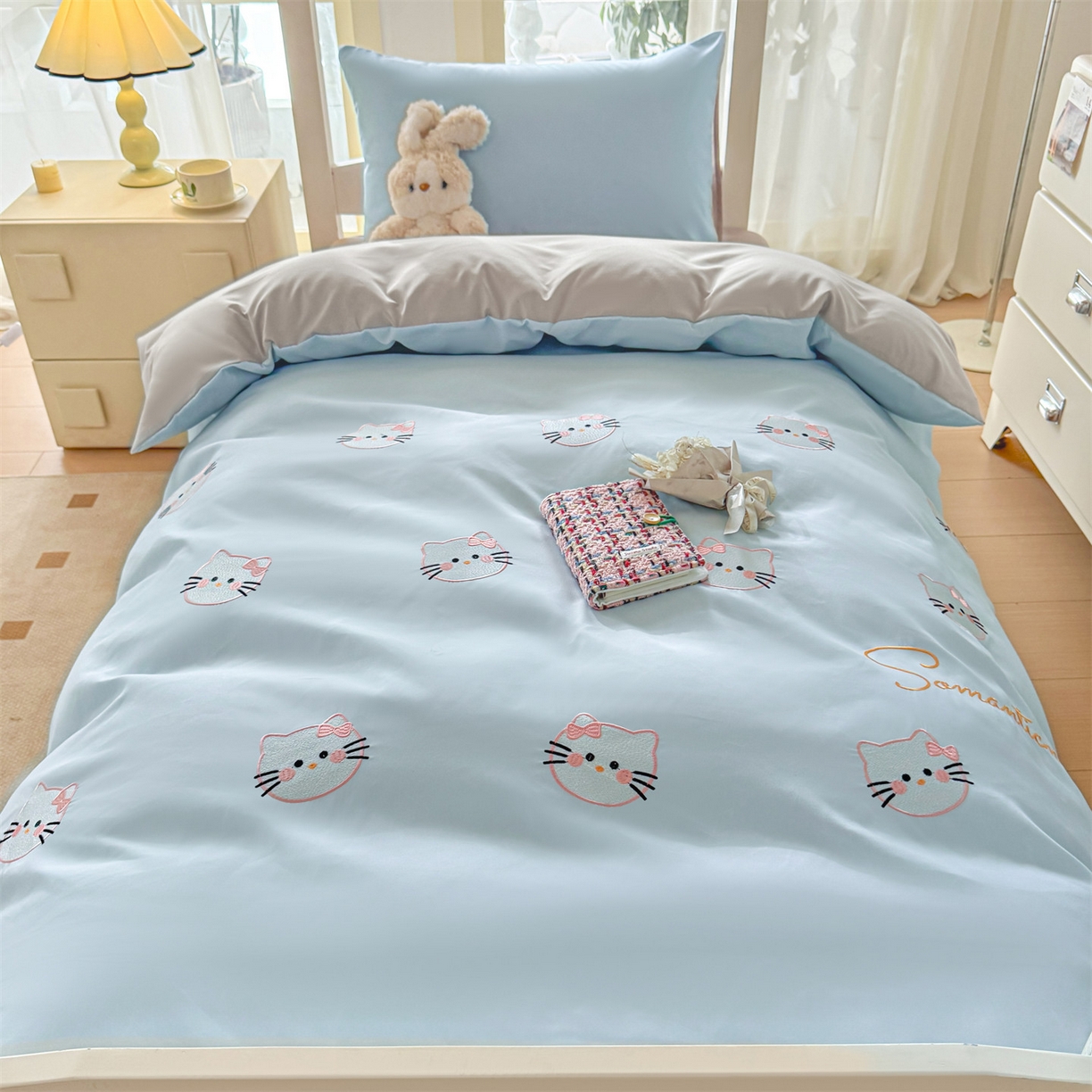 91家纺网 家纺一手货源 找家纺 笙意家纺 2025亲肤水洗棉学生宿舍三件套上下铺三件套-满绣系列 可爱猫-天蓝+山灰