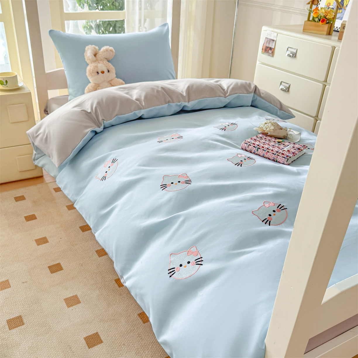 91家纺网 家纺一手货源 找家纺 笙意家纺 2025亲肤水洗棉学生宿舍三件套上下铺三件套-满绣系列 可爱猫-天蓝+山灰