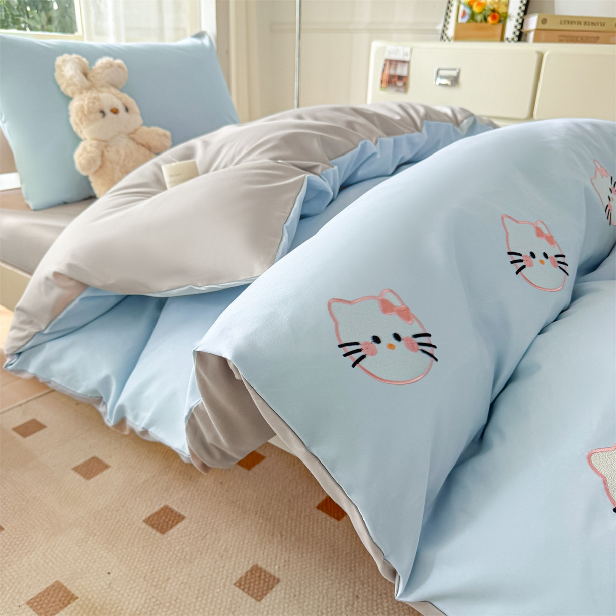 91家纺网 家纺一手货源 找家纺 笙意家纺 2025亲肤水洗棉学生宿舍三件套上下铺三件套-满绣系列 可爱猫-天蓝+山灰
