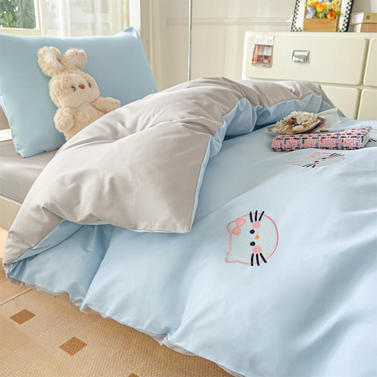 91家纺网 家纺一手货源 找家纺 笙意家纺 2025亲肤水洗棉学生宿舍三件套上下铺三件套-满绣系列 可爱猫-天蓝+山灰