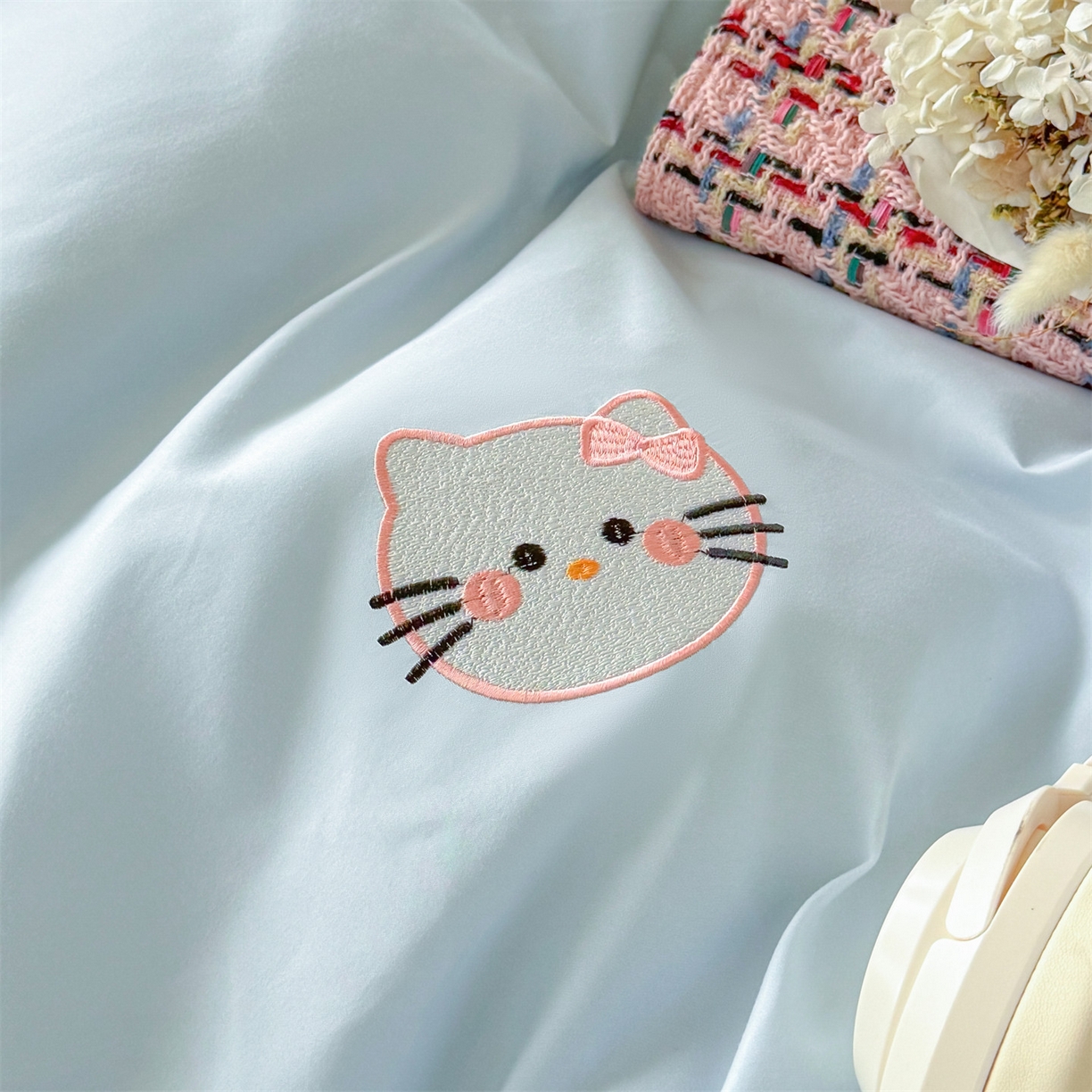 91家纺网 家纺一手货源 找家纺 笙意家纺 2025亲肤水洗棉学生宿舍三件套上下铺三件套-满绣系列 可爱猫-天蓝+山灰