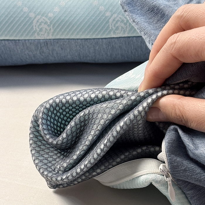 91家纺网 家纺一手货源 找家纺 小牛席业 2025新款小玫瑰PE冰丝夏凉枕枕头枕芯 湖蓝 35x55cm/只枕套+枕芯