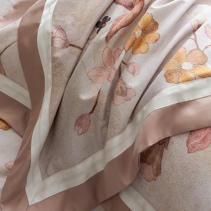 91家纺网 家纺一手货源 找家纺 威克凯丽 2024新款长绒棉数码印花100S磨毛双拼四件套 薇洛缇-B甜杏粉C奶白