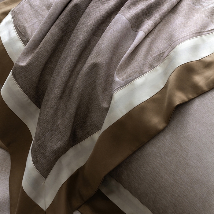 91家纺网 家纺一手货源 找家纺 威克凯丽 2024新款长绒棉数码印花100S磨毛双拼四件套 远山如黛-B橄榄咖C奶白