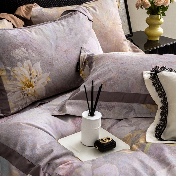 91家纺网 家纺一手货源 找家纺 威克凯丽 2024新款长绒棉数码印花100S磨毛双拼四件套 云玺-B紫灰