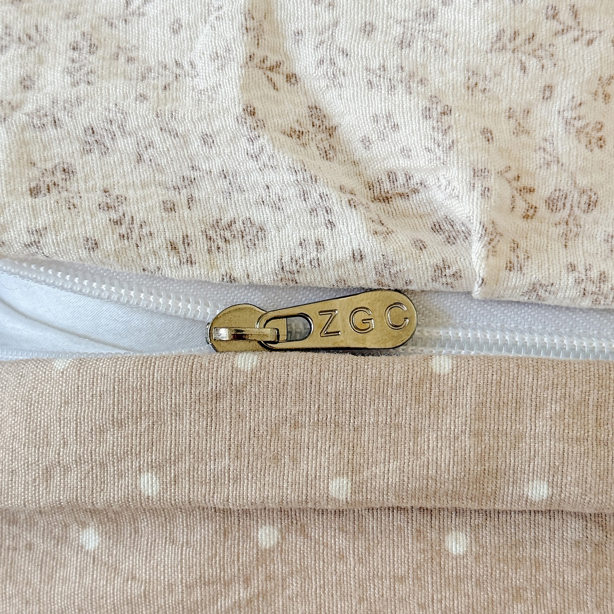 91家纺网 家纺一手货源 找家纺 富米莱（原臻工厂） 2025新款韩式云感亲肤棉蝴蝶结工艺床盖床裙四件套 韩系小波点-巧克力棕