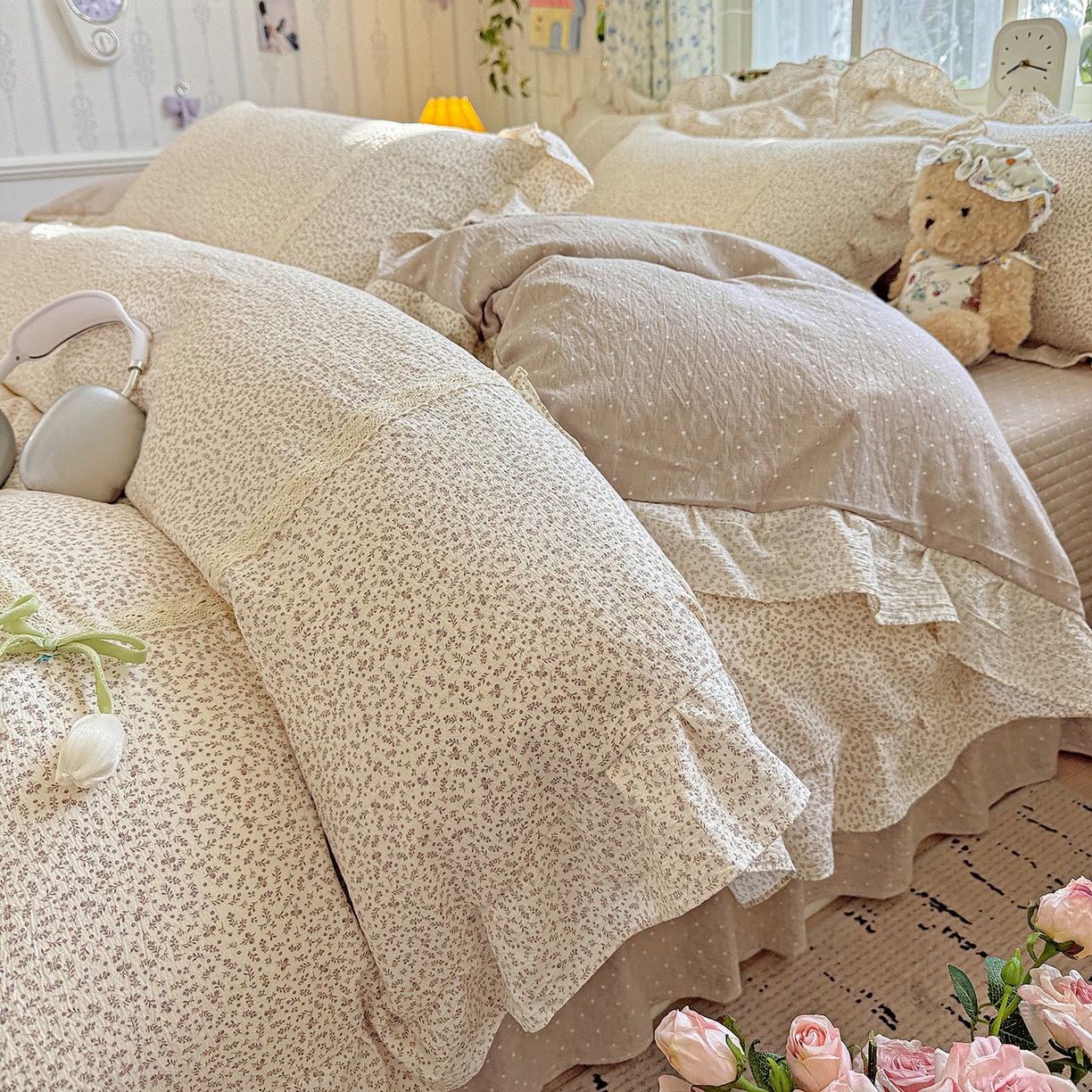 91家纺网 家纺一手货源 找家纺 富米莱（原臻工厂） 2025新款韩式云感亲肤棉蝴蝶结工艺床盖床裙四件套 韩系小波点-巧克力棕