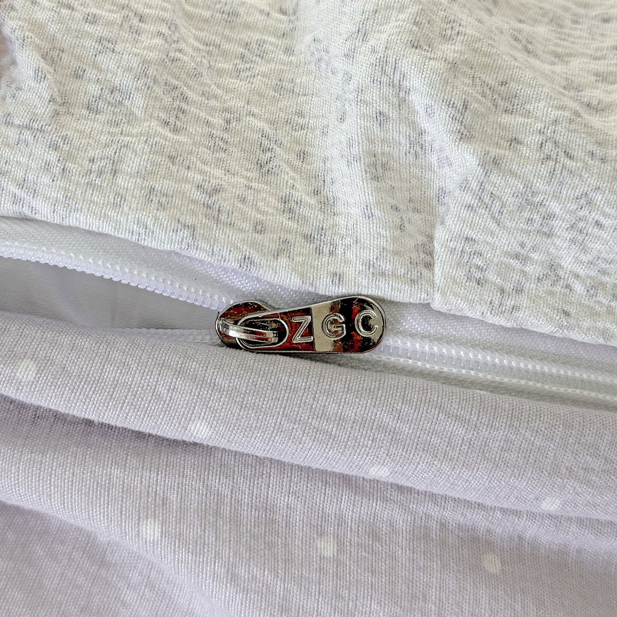 91家纺网 家纺一手货源 找家纺 富米莱（原臻工厂） 2025新款韩式云感亲肤棉蝴蝶结工艺床盖床裙四件套 韩系小波点-云霜灰