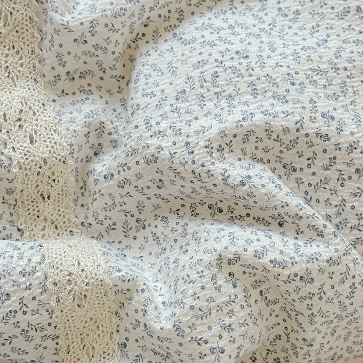 91家纺网 家纺一手货源 找家纺 富米莱（原臻工厂） 2025新款韩式云感亲肤棉蝴蝶结工艺床盖床裙四件套 韩系小波点-茉雾蓝