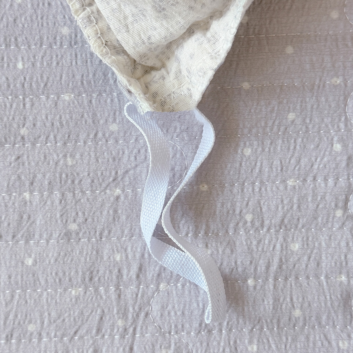 91家纺网 家纺一手货源 找家纺 富米莱（原臻工厂） 2025新款韩式云感亲肤棉蝴蝶结工艺床盖床裙四件套 韩系小波点-云霜灰